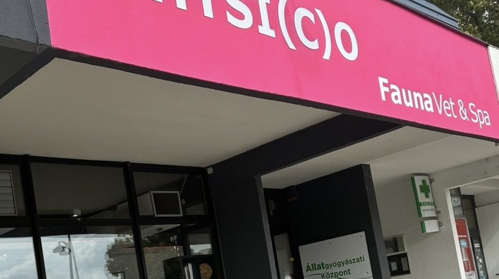 PHYSI(C)O – Fauna Vet & Spa állatrehabilitációs központ bejárata Szombathelyen