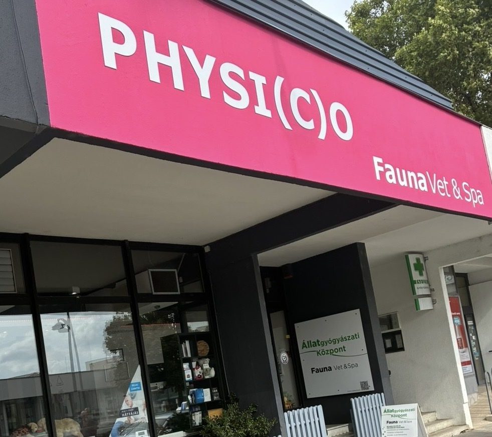 PHYSI(C)O – Fauna Vet & Spa állatrehabilitációs központ bejárata Szombathelyen